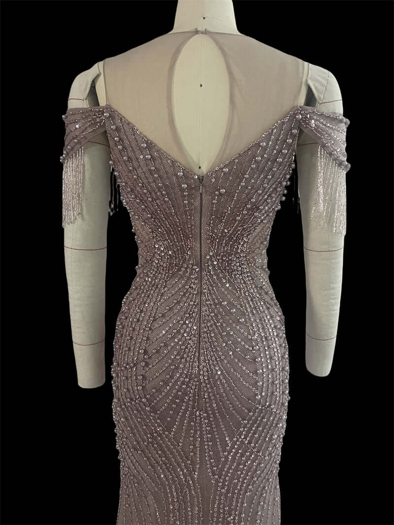 Luxuriöses Ballkleid mit Perlenbesatz – schulterfreies Meerjungfrauenkleid in Altrosa mit dramatischen Fransenärmeln | Vorbestellung 24081
