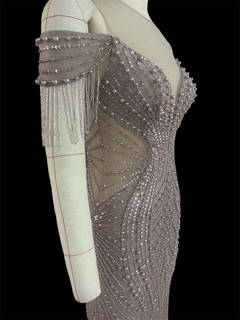 Luxuriöses Ballkleid mit Perlenbesatz – schulterfreies Meerjungfrauenkleid in Altrosa mit dramatischen Fransenärmeln | Vorbestellung 24081