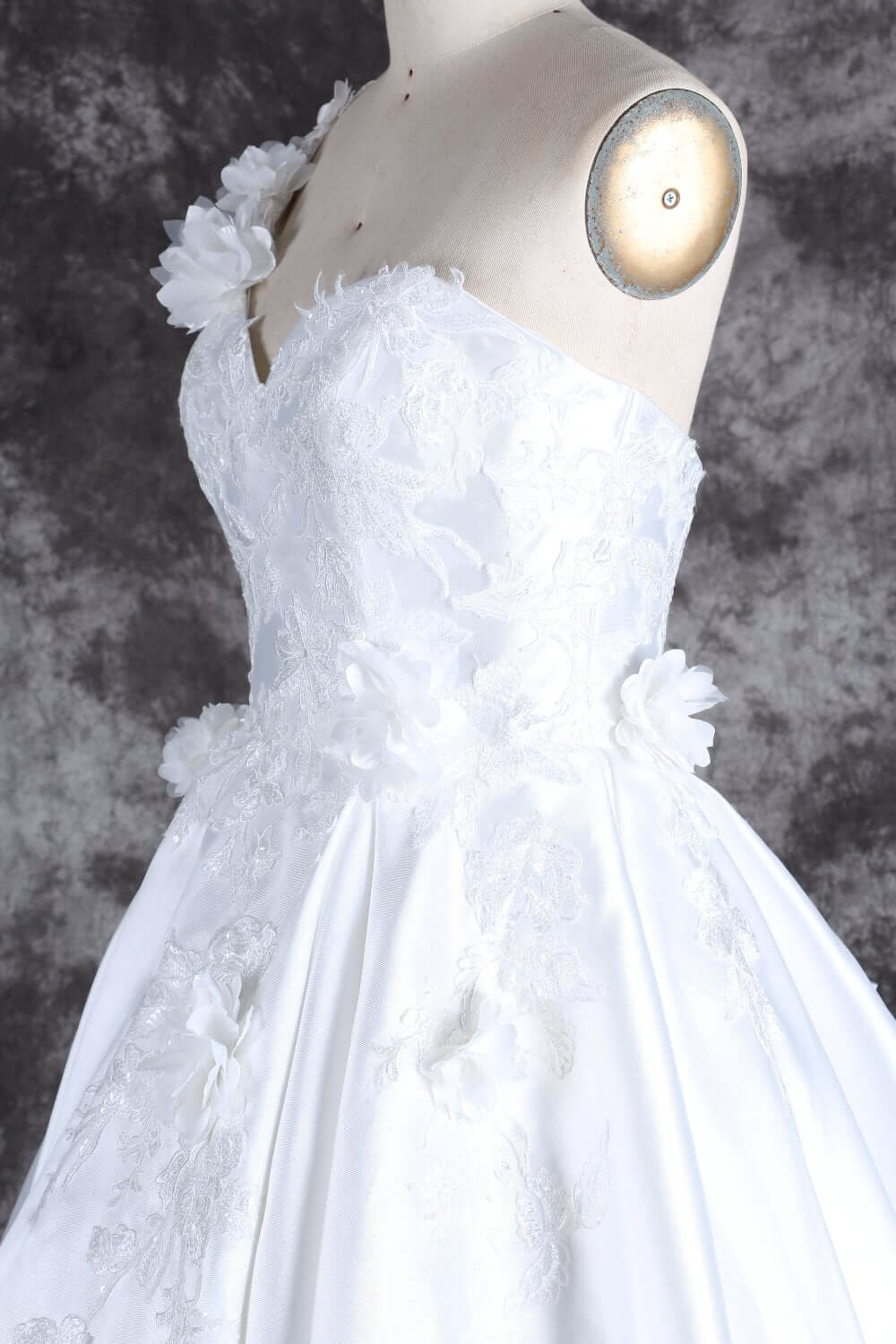 Luxury ball gown wedding dress with lace