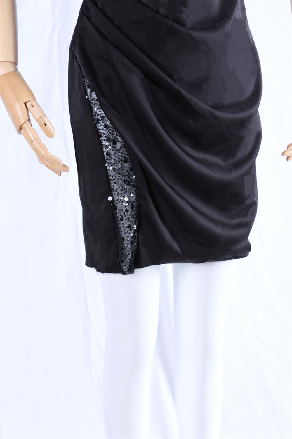  Black sweetheart neckline party gown