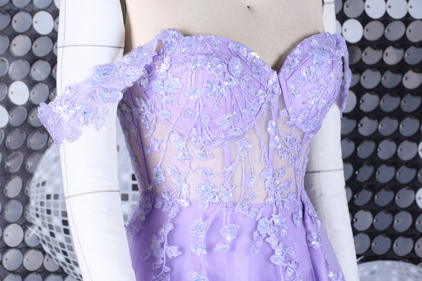 Bezauberndes schulterfreies Ballkleid in Lavendel mit Blumenapplikationen und Korsettrücken | Perfekt 6025 für Abschlussbälle, Hochzeiten und Quinceañeras | Vorbestellung 6025