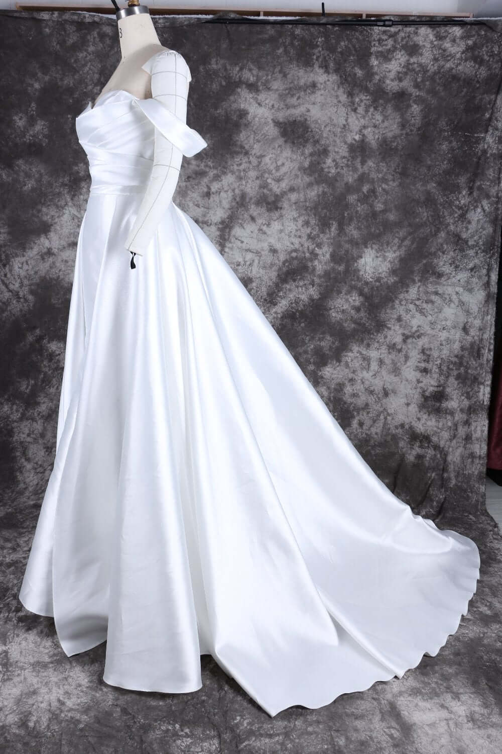 Elegant Off-the-Shoulder Satin Wedding Dress with Fishtail and Train – Perfect Bridal Gown for a Timeless Look | WL