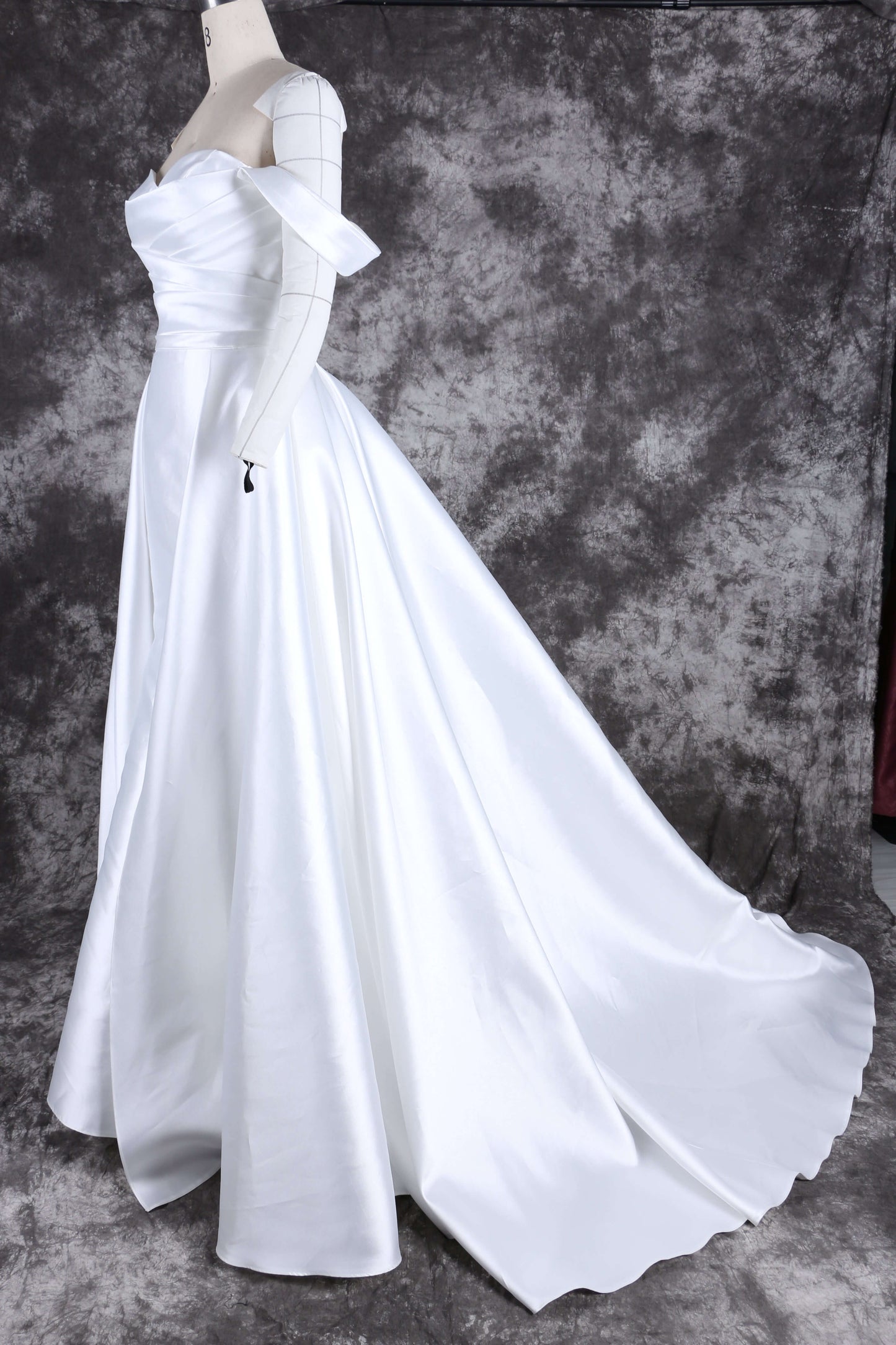 Elegant Off-the-Shoulder Satin Wedding Dress with Fishtail and Train – Perfect Bridal Gown for a Timeless Look | WL