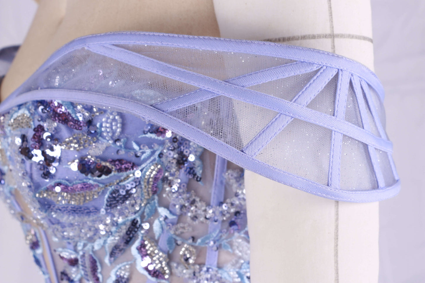 Elegantes schulterfreies Abendkleid aus grünem Satin mit silberner Paillettenstickerei – Perfekt für formelle Anlässe, Abschlussbälle und Hochzeiten |