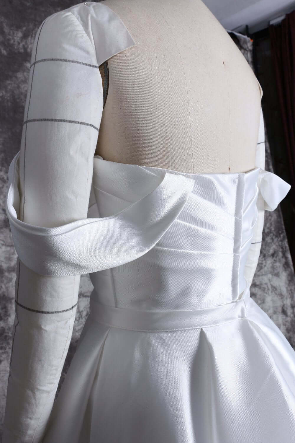 Elegant Off-the-Shoulder Satin Wedding Dress with Fishtail and Train – Perfect Bridal Gown for a Timeless Look | WL