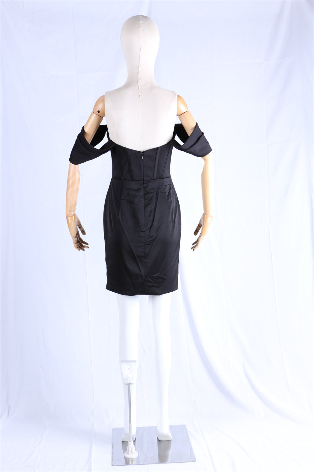 Formal dress with off-shoulder sleeves