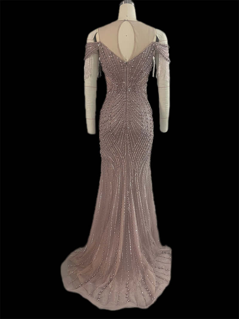 Luxuriöses Ballkleid mit Perlenbesatz – schulterfreies Meerjungfrauenkleid in Altrosa mit dramatischen Fransenärmeln | Vorbestellung 24081