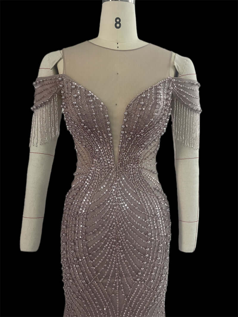 Luxuriöses Ballkleid mit Perlenbesatz – schulterfreies Meerjungfrauenkleid in Altrosa mit dramatischen Fransenärmeln | Vorbestellung 24081