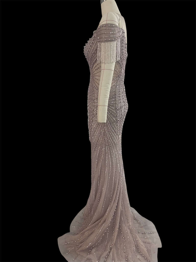 Luxuriöses Ballkleid mit Perlenbesatz – schulterfreies Meerjungfrauenkleid in Altrosa mit dramatischen Fransenärmeln | Vorbestellung 24081