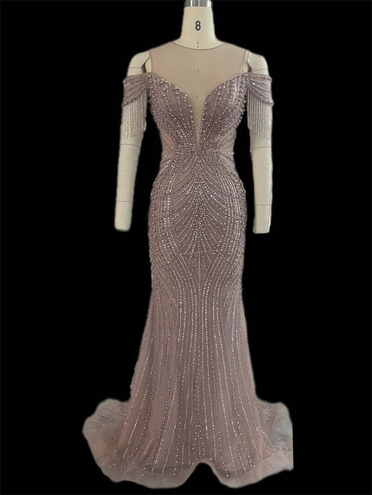 Luxuriöses Ballkleid mit Perlenbesatz – schulterfreies Meerjungfrauenkleid in Altrosa mit dramatischen Fransenärmeln | Vorbestellung 24081